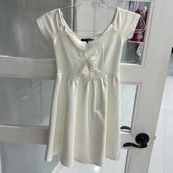 Beautiful Lulu’s white dress size small - Picture 2 of 5